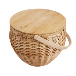 Boholino Picknick Verleih_Produktbild Kühlkorb Coolie Charlie_runder Picknicktisch isoliert